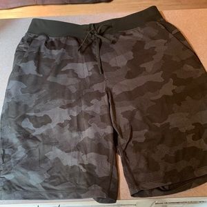 Lululemon men 9” shorts lined